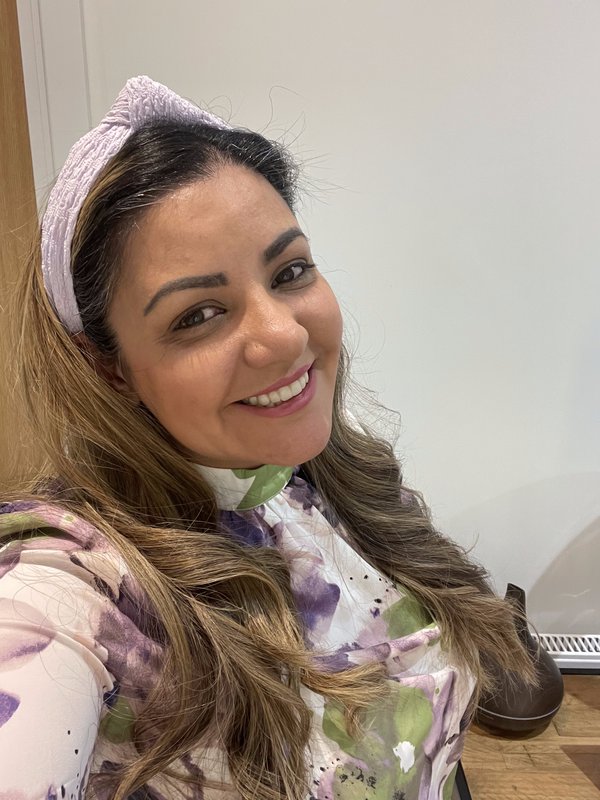Ally - Fundadora do Allycrafting no seu estúdio criativo